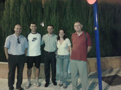 La gestora de UPyD en Mairena del Aljarafe junto con representantes de la AVV “El Jardinillo”